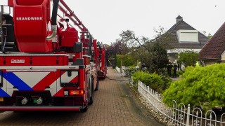 Brandweer blust woningbrand in Enschede