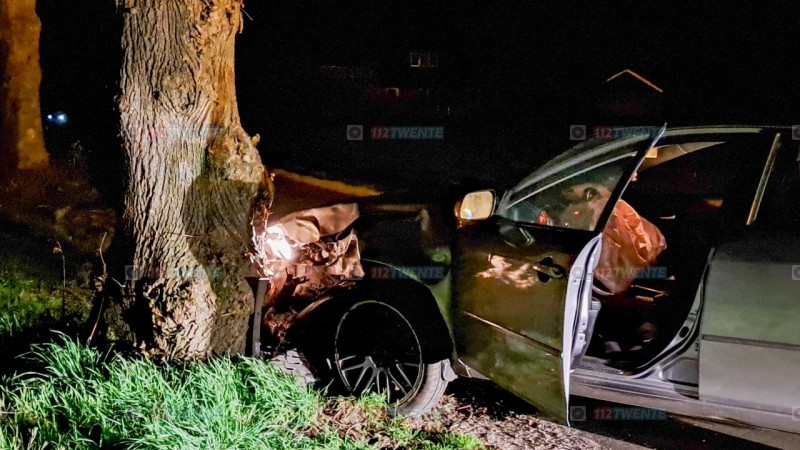 Auto botst tegen boom in Enschede