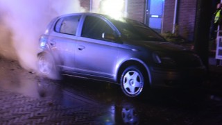 Auto verwoest door brand in Vriezenveen