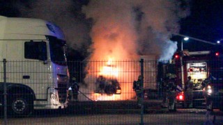 Brandweer blust brandende vrachtwagen in Holten
