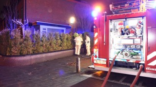 Brandweer blust brand in Almelose woning