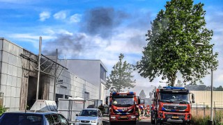 Brandweer blust industriebrand in Rijssen