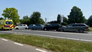 Kettingbotsing met vijf auto's op de Hengelosestraat in Deurningen