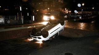 Automobilist slaat over de kop in centrum Oldenzaal