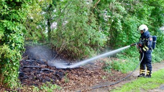 Brandweer blust natuurbrand in Rossum