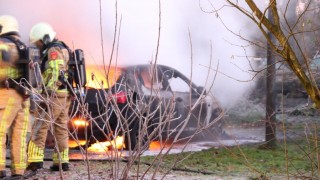 Auto in brand gestoken bij woning in Wierden