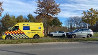 Auto botst tegen boom in Hengelo, &eacute;&eacute;n persoon gewond