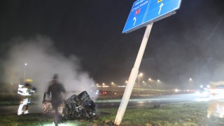 Auto vliegt in brand na aanrijding in Enter