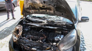 Auto vliegt in brand tijdens het rijden in Almelo