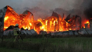 Grote uitslaande brand verwoest bedrijfshal in Haarle, hinder op N35