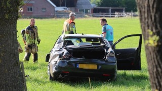 Twee gewonden bij ongeval tussen Oldenzaal en Losser, auto in weiland