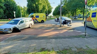 Auto's botsen op kruising in Hengelo
