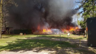 Vijf stacaravans verwoest bij grote brand op camping in Nutter, &eacute;&eacute;n gewonde