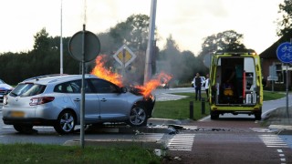 Auto vliegt in brand na aanrijding op de N344 bij Holten