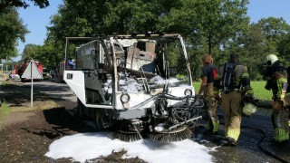 Veegmachine uitgebrand op de oude N18 bij Usselo, bestuurder naar ziekenhuis