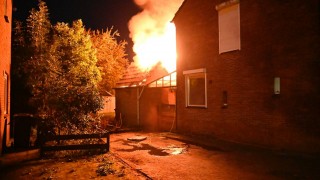 Uitslaande brand achter woning in Vriezenveen