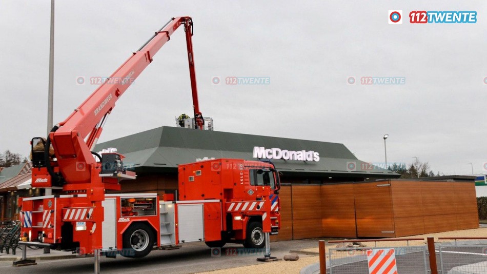 De brandweer inspecteerde het dak bij de Mc Donalds in Oldenzaal