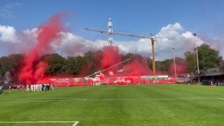 Groot spandoek valt naar beneden bij oefenwedstrijd FC Twente, tien gewonden