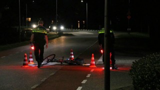 Vrouw met spoed naar ziekenhuis na aanrijding in Oud Ootmarsum, automobilist rijdt door