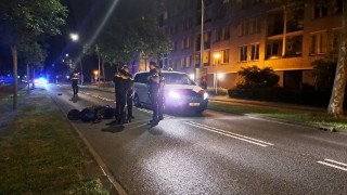 Scooterrijder gaat er vandoor na stopteken van politie in Almelo