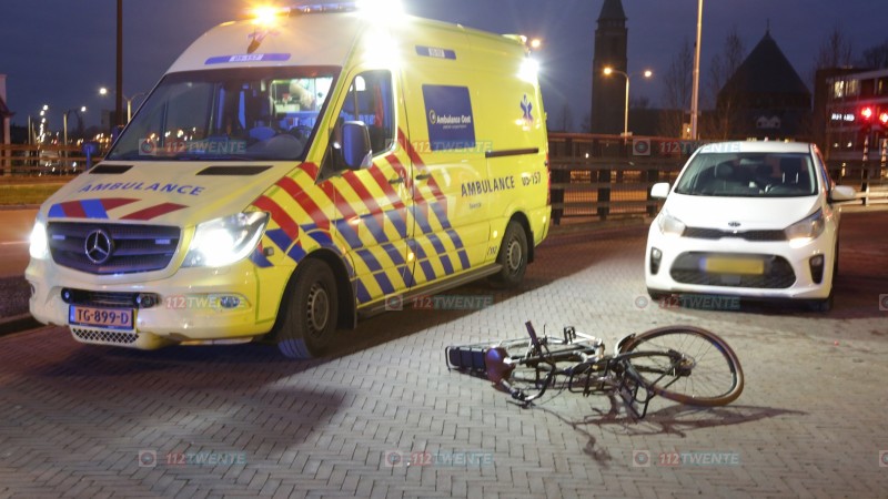 Auto botst met fietser in Almelo