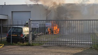 Autobrand slaat over naar bedrijfspand in Hengelo