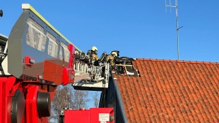Brandweer blust schoorsteenbrand in Weerselo