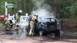 Auto vliegt in brand nabij bosgbied in Zenderen