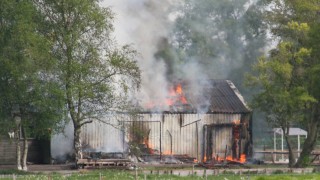 Schuur verwoest door brand in Wierden, flinke rookontwikkeling