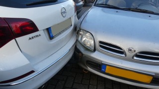 Automobilist botst op parkeerplaats in Buurse