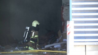 Brandweer blust brandend oud papier in Almelo