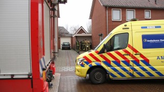 Auto rijdt door garagedeur bij woning in Hellendoorn, vrouw gewond