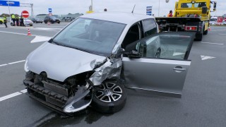 Auto en vrachtwagen botsen op de N18 bij Enschede