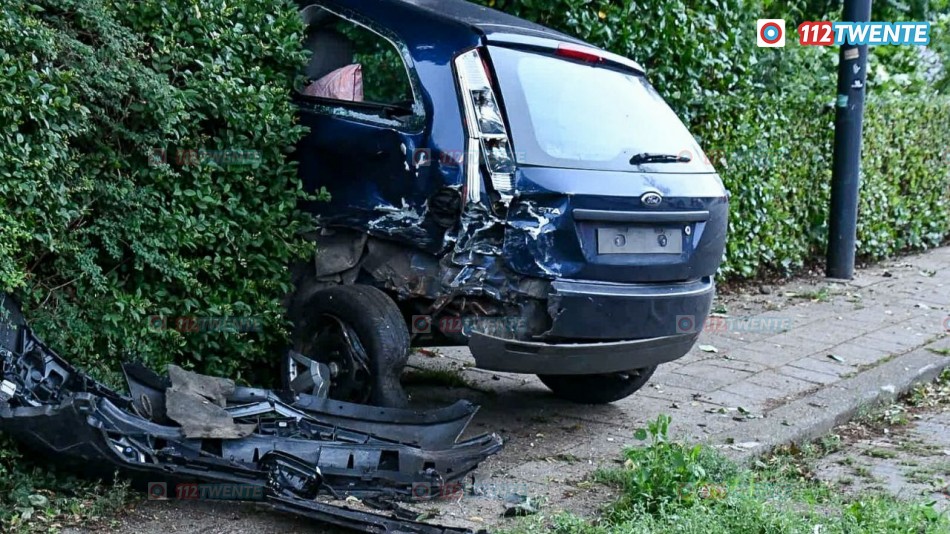 Enorme ravage in Enschede: vier auto's total loss, inzittenden gevlucht, lachgas aangetroffen