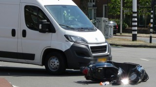 Scooterrijder gewond bij aanrijding in Enschede