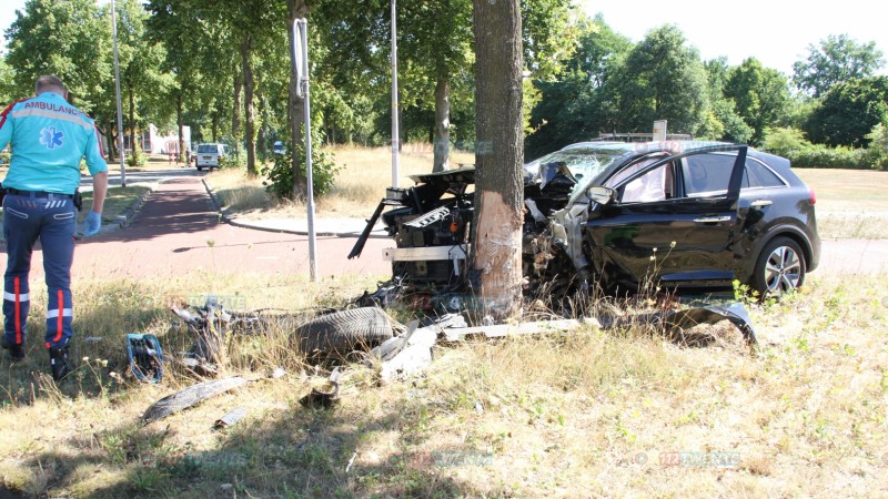 Auto botst tegen boom in Nijverdal, bestuurder met spoed naar het ziekenhuis