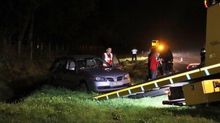 Auto met vijf inzittenden raakt van de weg op de A1 bij De Lutte