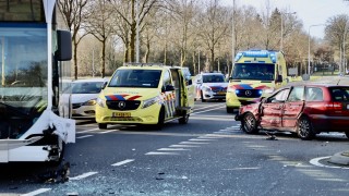 Meerdere gewonden bij aanrijding tussen bus en twee auto&rsquo;s in De Lutte