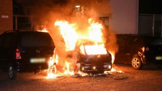 Geparkeerde auto's in brand in Almelo, politie doet onderzoek
