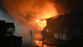 Grote uitslaande brand in Daarle: schuur loopt grote schade op