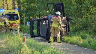 Auto op de kant bij ongeval N733 bij Enschede