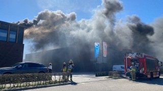 Grote brand bij bedrijfsverzamelgebouw in Hengelo