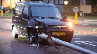 Bestelbusje ramt lantaarnpaal in Oldenzaal