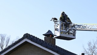 Brandweer blust schoorsteenbrand in Vriezenveen