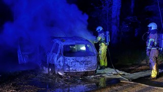 Auto brandt volledig uit in buitengebied van Deurningen