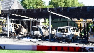 Vijf auto&rsquo;s in vlammen bij verzorgingstehuis in Vriezenveen, mogelijk brandstichting