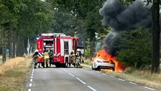 Auto gaat in vlammen op in Hellendoorn