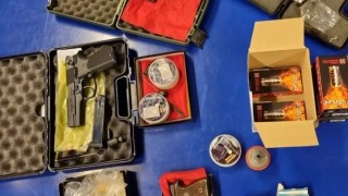 Vuurwerk, munitie en wapens aangetroffen in Almelo