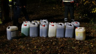 50 vaten met vermoedelijk drugsafval gedumpt naast waterzuivering in Glanerbrug
