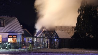 Rookontwikkeling bij schuurbrand in Hellendoorn